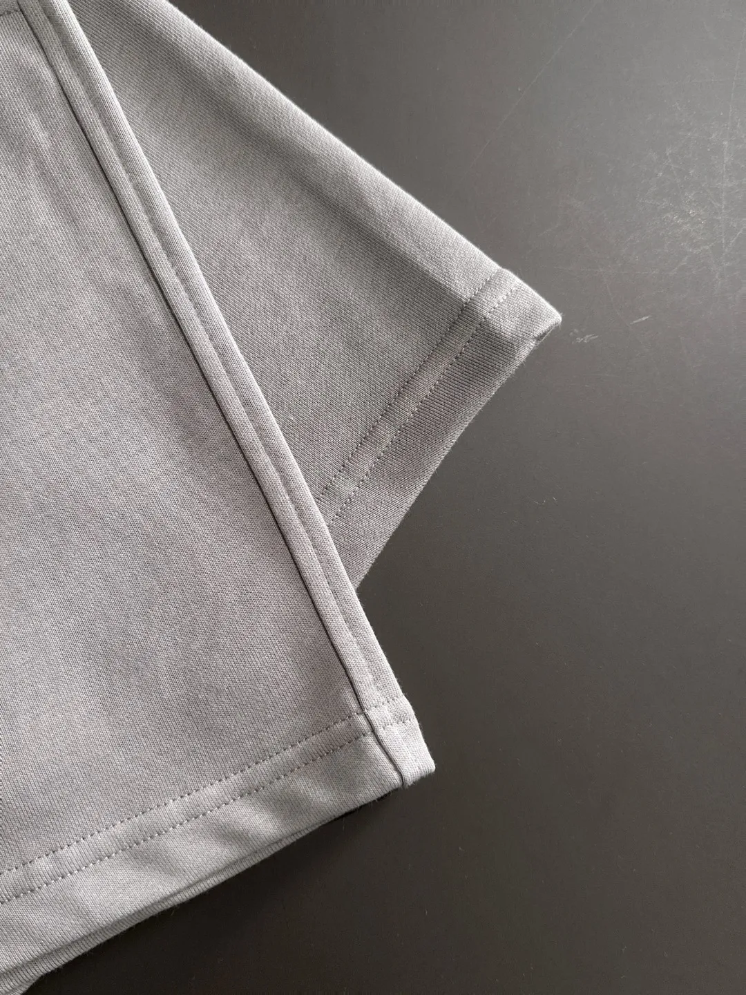 🅿️330 shipped next day, high quality Stone lsland/stone island 2025 spring and summer new style casual solid color loose shorts with elastic band, two needle stitches at the hem of the trousers, fine and firm stitching, custom-made fabrics at the counter, high breathability and comfort, impeccable details, brand element design concept, reflecting high quality. It feels delicate and soft! It presents a casual cut and the upper body shape is great! Size: S-XXL